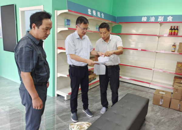 李少中赴新发镇花园村走访调研