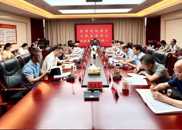 县十八届人大常委会第五十二次主任会议召开