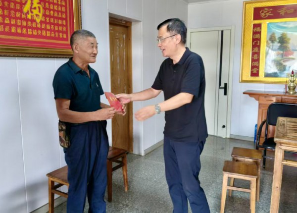 李少中开展“八一”慰问活动